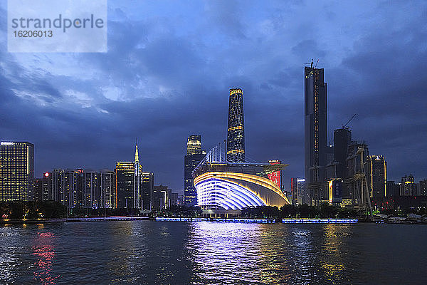 Olympiastadion am Fluss und schwimmendes Restaurant bei Nacht beleuchtet  Guangzhou  China