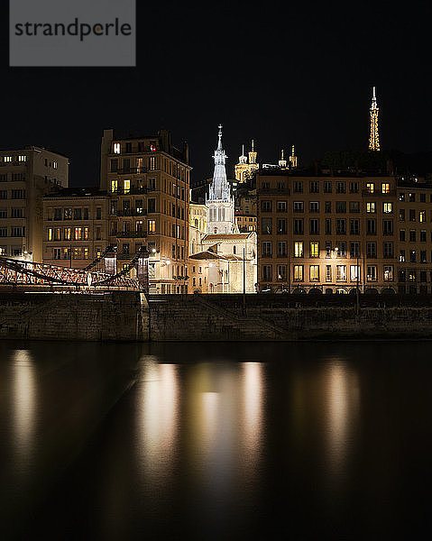 Fluss Sane  Basilika Notre-Dame de Fourviere und Eglise Saint-Paul de Lyon  bei Nacht  Lyon  Frankreich