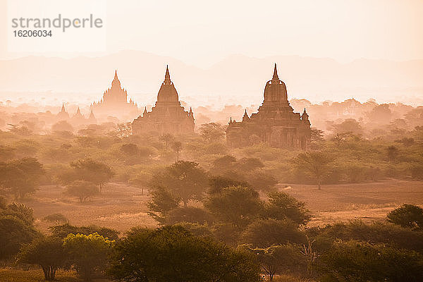 Erhöhte Ansicht des nebligen Sonnenaufgangs in der antiken Stadt Bagan  Region Mandalay  Myanmar