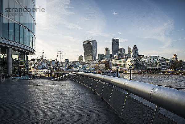 Blick auf das Walkie-Talkie- und das Gurkengebäude vom More London Place  London  UK