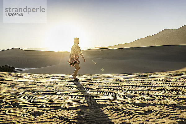 Frau  die alleine spazieren geht  Mesquite Flat Sanddünen  Death Valley National Park  Furnace Creek  Kalifornien  USA