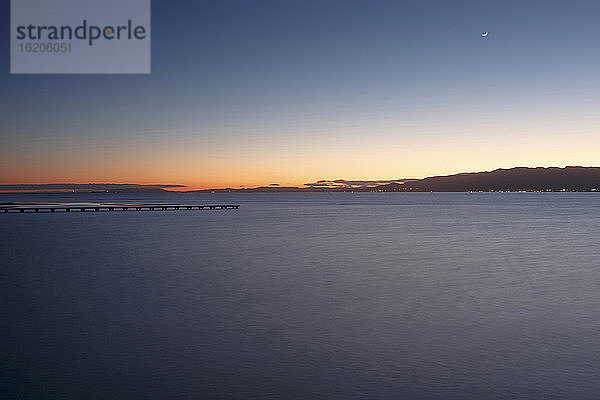 Holzpier in der Abenddämmerung  Isthmus von Trabucador  Alfacs-Bucht  Tarragona  Katalonien  Spanien