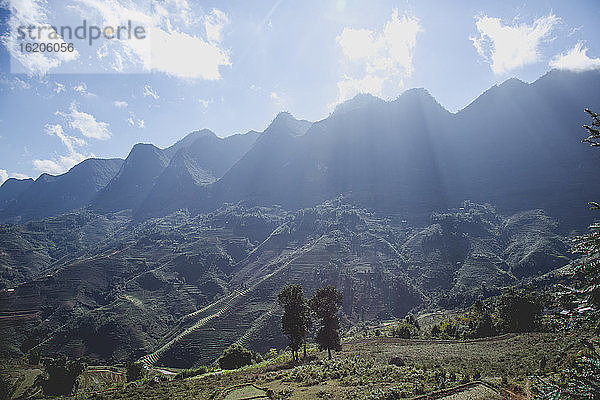 Sonnenlicht über Bergen und ländlicher Landschaft  Vietnam