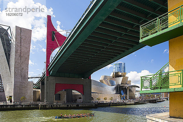 Unterhalb der Brücke La Salve und des Guggenheim-Museums vom Flussufer aus  Bilba  Spanien