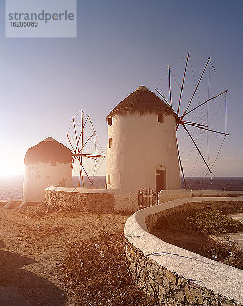 Zwei traditionelle Windmühlen an der Küste  Mykonos  Kykladen  Griechenland