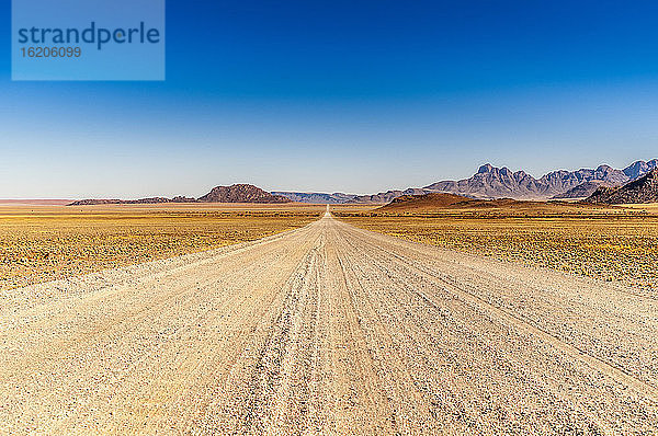 Straße von Windhoek nach Walwedans im Namibrand-Naturreservat  Namibia