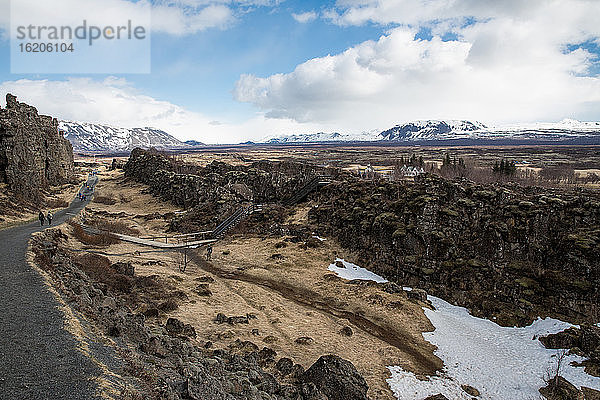 Erhöhter Blick auf die zerklüftete Landschaft und den fernen schneebedeckten Berg  Thingvellir Nationalpark  Island