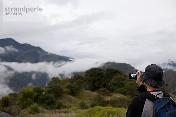 Tourist fotografiert Fernsicht auf den Regenwald bei Puyo  Ecuador