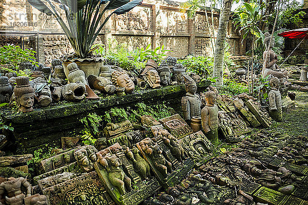 Terrakotta-Kopfskulpturen und Tafeln im Garten des Clay Studio Coffee In The Garden  Chiang Mai  Thailand