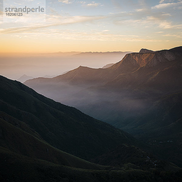 Sonnenaufgang über Hügeln und Tal  Bergstation  Kerala  Indien