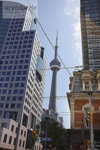 Niedriger Blickwinkel auf den CN Tower zwischen Wolkenkratzern  Toronto  Kanada