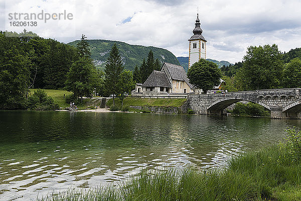 Kirche St. Johannes der Täufer und die Steinbrücke über den Bohinjer See  Slowenien