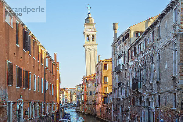 Blick auf den Kanal und San Giorgio dei Greci bei Sonnenaufgang  Venedig  Venetien  Italien