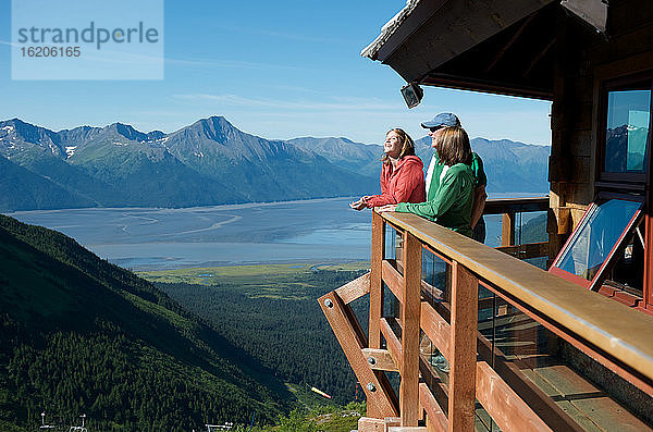Eine Familie in der dritten Generation genießt den Blick auf den Berg Alyeska  Girdwood  Alaska  USA