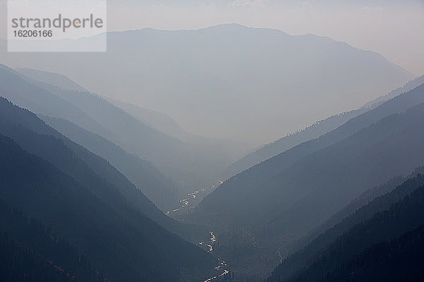 Blick aus großer Höhe auf das Naranag-Tal  Gandarbat  Jammu & Kaschmir  Indien