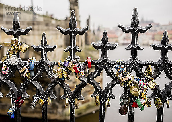 Vorhängeschlösser an Geländern  Karlsbrücke  Prag  Tschechische Republik