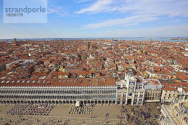 Stadtbild aus hohem Winkel vom Markus-Turm  Venedig  Venetien  Italien