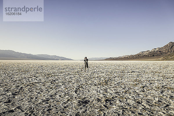 Mann beim Fotografieren  Badwater Basin  Death Valley National Park  Furnace Creek  Kalifornien  USA