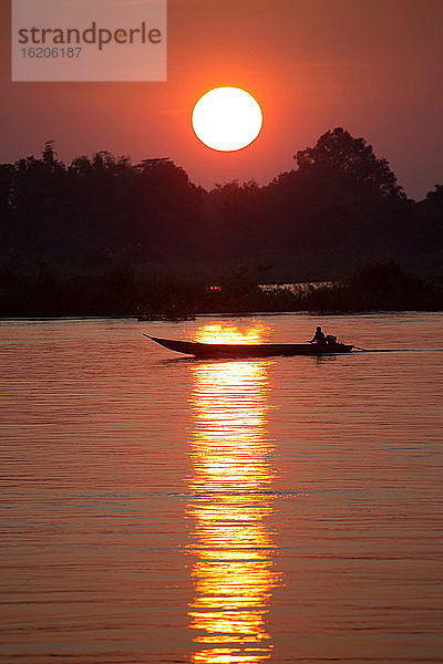 Sonnenuntergang über dem Mekong-Fluss in Don Det  Las