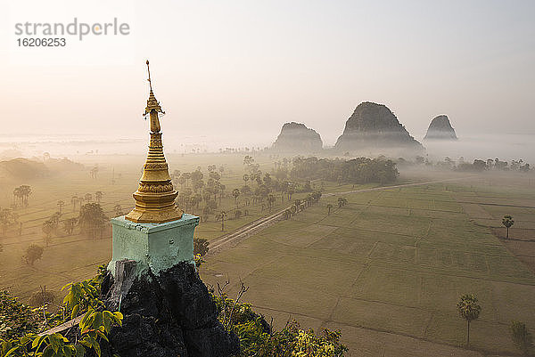 Neblige Berge und Kaw Gon-Pagode  Hsipaw  Shan-Staat  Myanmar