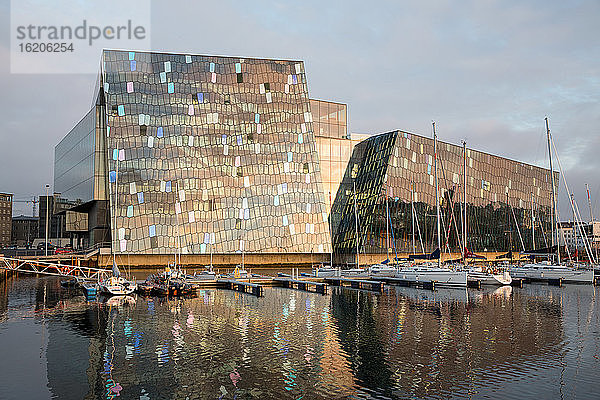 Segelboote vor der Konzerthalle Harpa  Reykjavik  Island