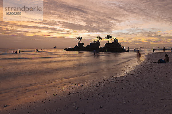 Weißer Strand bei Sonnenuntergang  Boracay  die Visayas  Philippinen