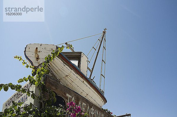 Niedriger Blickwinkel auf ein altes Fischerboot und blauer Himmel  Fira  Santorin  Griechenland