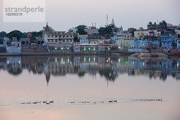 Blick auf Gebäude am Ufer des Pushkar-Sees in der Abenddämmerung  Rajasthan  Indien