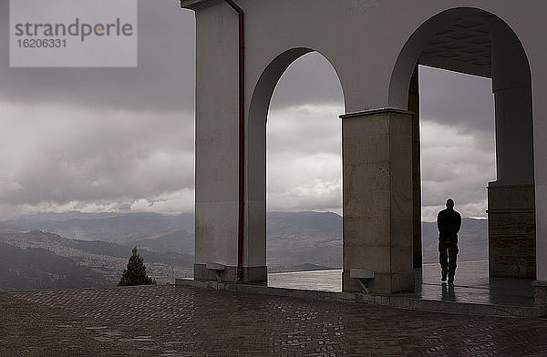 Silhouette eines männlichen Touristen  der vom Berg Monserrate aus blickt  Bogota  Kolumbien  Südamerika