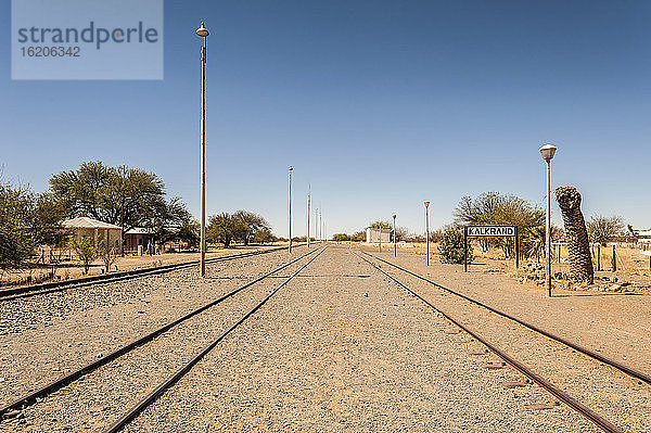 Schild für das Dorf Kalkrand an einer leeren Bahnstrecke  Hardap-Region  Namibia