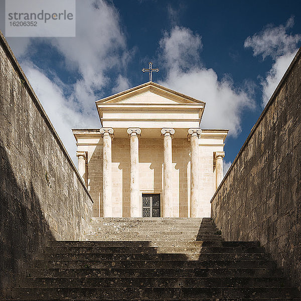 Treppenaufgang zur Kirche  Alberobello  Apulien  Italien