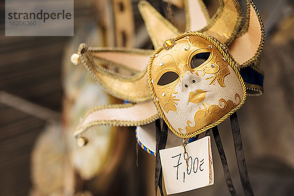 Goldene Trachtenmaske auf einem touristischen Marktstand  Neapel  Kampanien  Italien