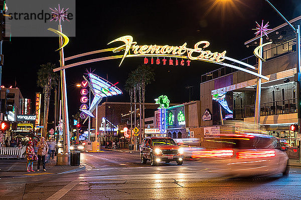 Neonschild für Fremont bei Nacht  Innenstadt von Las Vegas  Nevada  USA