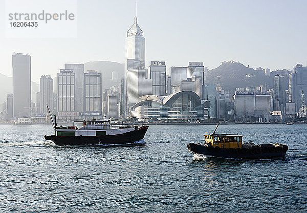 Boote im Hafen von Hongkong  Avenue of Stars  Tsim Sha Tsui Waterfront  Hongkong  China