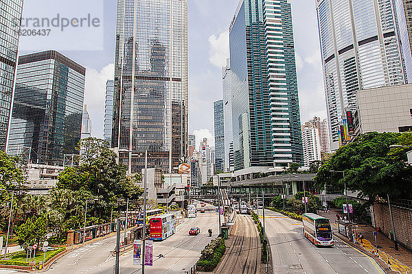 Stadtbild mit Bussen und Wolkenkratzern  Innenstadt von Hongkong  China