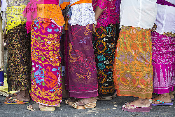 Traditionelle Frauen während eines Hindu-Festes  niedriger Abschnitt  Bali  Indonesien