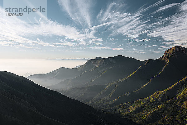 Bergstation in der Morgendämmerung  Kerala  Indien