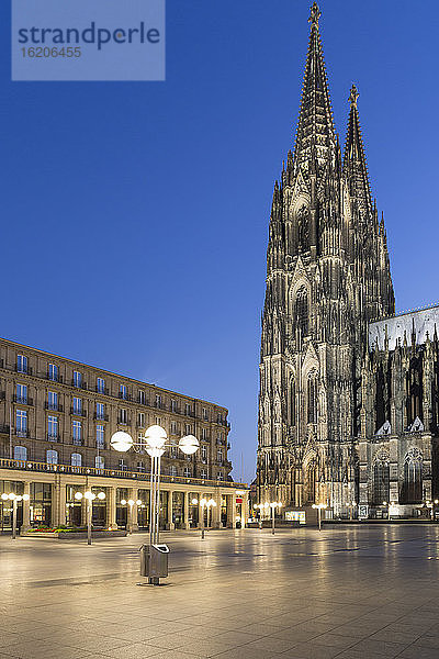 Stadtplatz und Kölner Dom bei Nacht  Köln  Deutschland