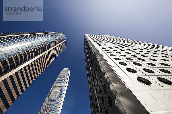 Moderne Wolkenkratzer  niedriger Blickwinkel  Zentral-Hongkong  China