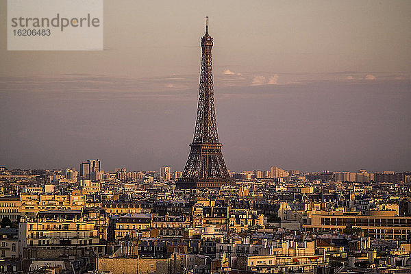 Erhöhtes Stadtbild und Eiffelturm in der Abenddämmerung  Paris  Frankreich