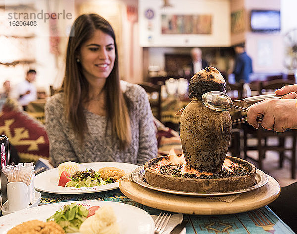 Junge Frau  die in einem Restaurant Essen serviert bekommt  Istanbul  Türkei