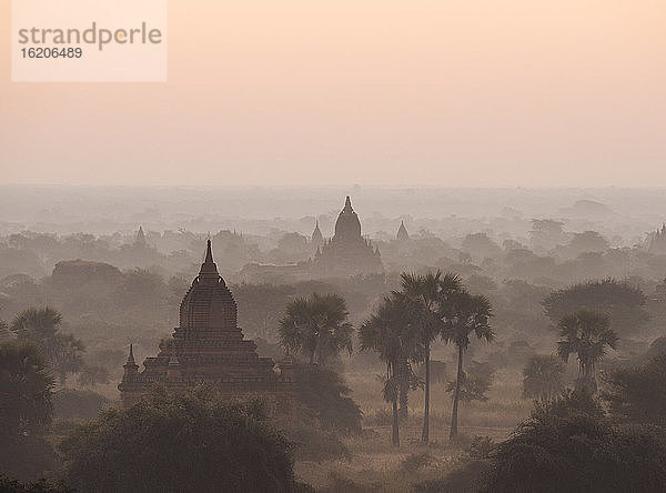 Panoramablick auf Bagan bei Sonnenuntergang  Region Mandalay  Myanmar