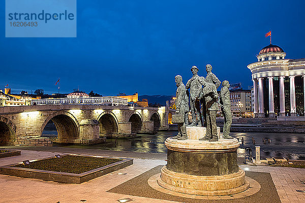 Altstädter Brücke und Stadtbild bei Nacht  Skopje  Mazedonien
