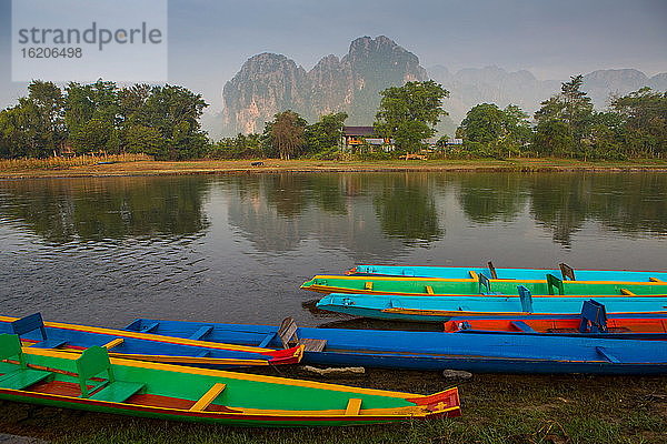 Bunte Boote vor Anker auf dem Nam Song Fluss  Vang Vieng  Las