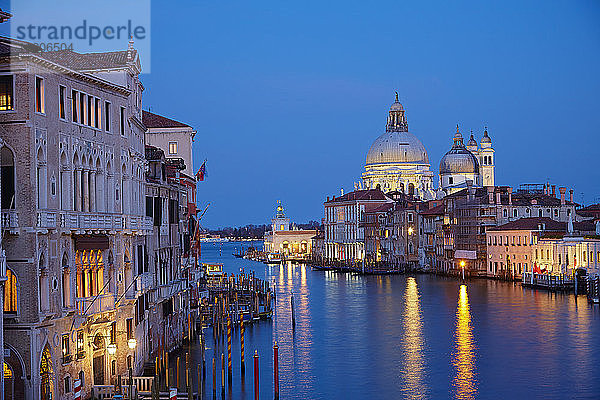 Canal Grande bei Nacht  Venedig  Venetien  Italien