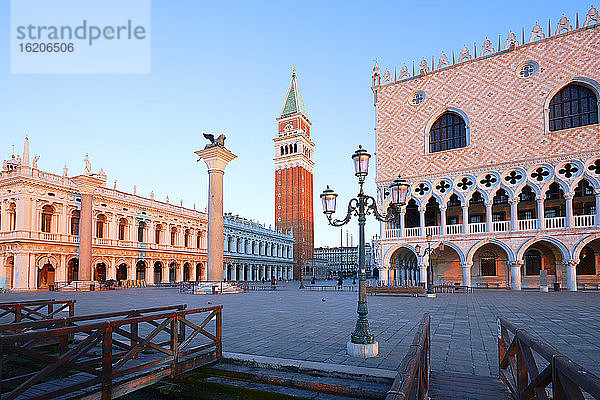 Blick auf den Markusplatz bei Sonnenaufgang  Venedig  Venetien  Italien