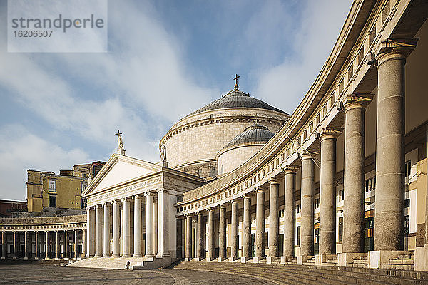 Gewölbter Kirchenportikus  Neapel  Kampanien  Italien