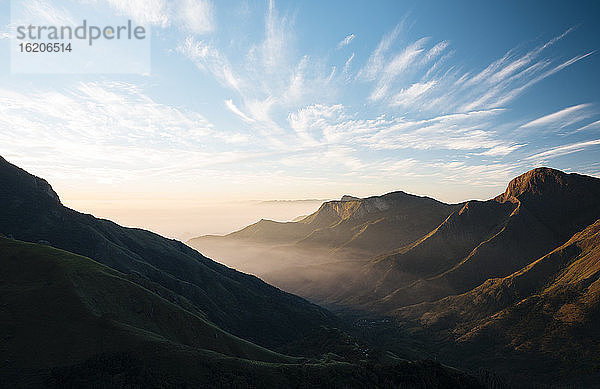 Sonnenaufgang über Hügeln und Tal  Bergstation  Kerala  Indien