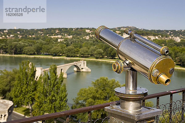 Blick von oben auf das Teleskop und die Pont Saint-Benezet/Pont d Avignon  Avignon  Provence  Frankreich