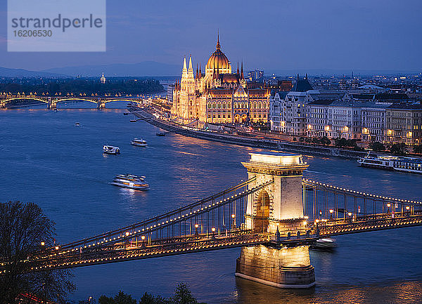 Blick auf die Donau  die Kettenbrücke und das ungarische Parlamentsgebäude bei Nacht  Budapest  Ungarn